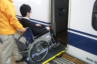 新幹線乗降用の車椅子スロープ 住友ゴムが納入 画像