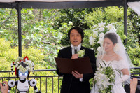ロボットが立会人---世界初の結婚式を実施 画像
