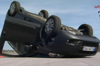 ［動画］PSAの商用車、テストで横転---横滑り防止装置の有無で 画像
