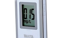 プロドライバーの酒気帯び状態を計測 タニタがセンサーを発売へ 画像