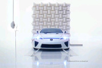 ［動画］レクサス LFA、排気音でグラスをパリン！ 画像