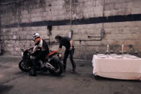 ［動画］イタリア二輪メーカーのアプリリア、BMWに挑戦状 画像
