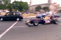 ［動画］レッドブルF1、イギリス国会議事堂前でタイヤ交換 画像