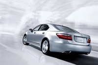 レクサス LS460 など、走行中にエンジン停止のおそれ 画像