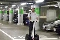 セグウェイで駐車場を巡回---東京丸の内 画像