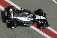 マクラーレン「MP4-18」がテスト中に大クラッシュ 画像