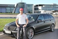 メルセデスベンツ、特別な C63AMG をバトンに納車 画像