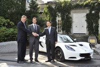 ロータス、トヨタの豊田社長にエリーゼを贈呈 画像