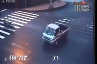 九死に一生、カンフーライダー？［動画］ 画像