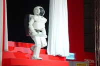 【オートギャラリー2003】まだまだアシモは大人気、しかも近くで見られます 画像