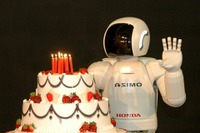 ホンダASIMO、10歳に 画像