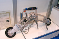 ［ハイウェイテクノフェア10］最新型の折畳み自転車？　路面の凹凸を測定 画像