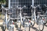 太陽電池で電動アシスト自転車を充電 京セラがシステムを開発 画像