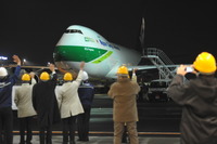 羽田、午前2時のフライト 24時間化で初の貨物専用機 画像