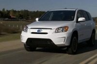 トヨタとテスラの RAV4 EV…スムーズな走り［動画］ 画像