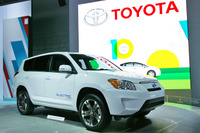 【ロサンゼルスモーターショー10】トヨタ RAV4 EV 詳細画像…テスラと共同開発 画像