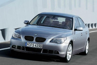 新型BMW『5シリーズ』の内覧会、都市部でキャラバン 画像