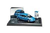 【日産 リーフ 発表】モデルカーは充電器付き NISSANコレクションに追加 画像