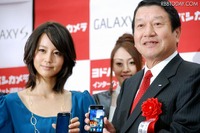 堀北真紀とダースベイダー、「GALAXY S」発売イベントに登場 画像