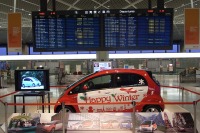 三菱 i-MiEV 成田空港に展示…訪日外国人にアピール 画像