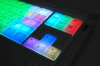 レインボーに光るUSBキーボード 好みの設定も 画像