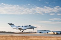 ホンダジェット、量産型が初飛行に成功 画像