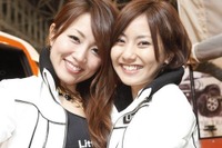 【東京オートサロン11】コンパニオン写真蔵…ふたり仲良く 画像