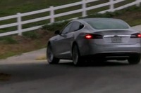 テスラの4ドアEV、モデルS…顔が変わった!![動画] 画像