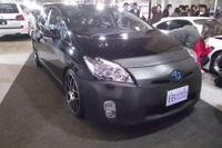 【東京オートサロン11】アメリカンな顔つきのプリウス 画像