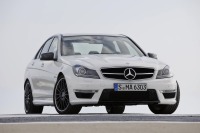 メルセデス C63AMG に2011年モデル…顔が変わった!! 画像