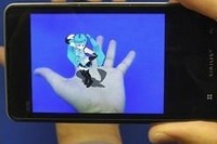 手のひらに初音ミクを3D表示…KDDI 画像