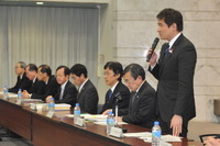 津川国土交通政務官、ホーム転落事故対策の遅れ認める 画像