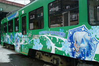 初音ミク仕様の路面電車---車体は雪ミク、アナウンスは藤田咲 画像