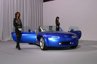 【東京ショー2003出品車】マツダ『息吹』---スーパーフロントミッドシップ 画像