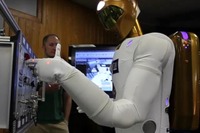 R2 ロボット、宇宙ステーションに到着…GMとNASAの共同開発 画像