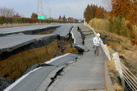 【東北地方太平洋沖地震】常磐道で路面の陥没 画像