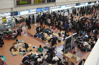 【東日本大地震】空港難民は、ひたすら待つ 画像