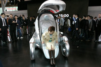 【東京ショー2003速報】トヨタの「モビルスーツ」がブースを走る!? 画像