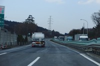 【東日本大震災】被災地への大動脈、東北自動車道は段差に注意 画像