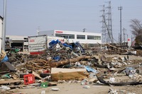 【東日本大震災】日産のサービスセンター、納車前の新車が流されていく 画像