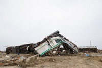 【東日本大震災】最新の電車がまるで紙くずのようになった 画像