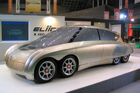 【東京ショー2003速報】目指せ400km/h……大学が作る電動スーパーカー 画像