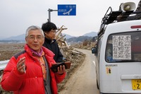 【東日本大震災】被災地の証言…留まる住人に救援物資を渡している 画像