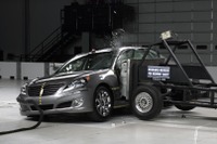 ヒュンダイの最上級車 エクウス、最高の衝突安全性評価…IIHS 画像