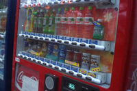 日本コカコーラ、自販機を輪番で停止 画像