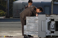 【自動車アセスメント2003】大破する車体、飛び散る部品 画像