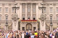 ロイヤルウェディング、バッキンガム宮殿に飛来した空軍機［動画］ 画像