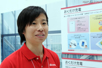 【ワイヤレスジャパン11】NTTドコモ、置くだけで充電できるスマートフォン発表 画像