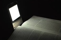 東芝、持ち運び可能な有機EL照明を開発---被災地に寄付 画像