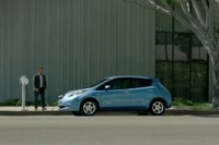 日産 リーフ のCM「何でもガソリン」…ボルト 登場［動画］ 画像